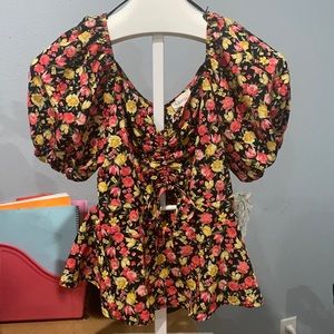 Cute puff sleeved floral blouse.